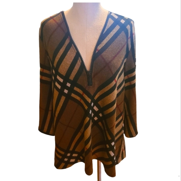 Frank Lyman Design,  Light weight pull over Sweater with Half zipper front. - Picture 1 of 7